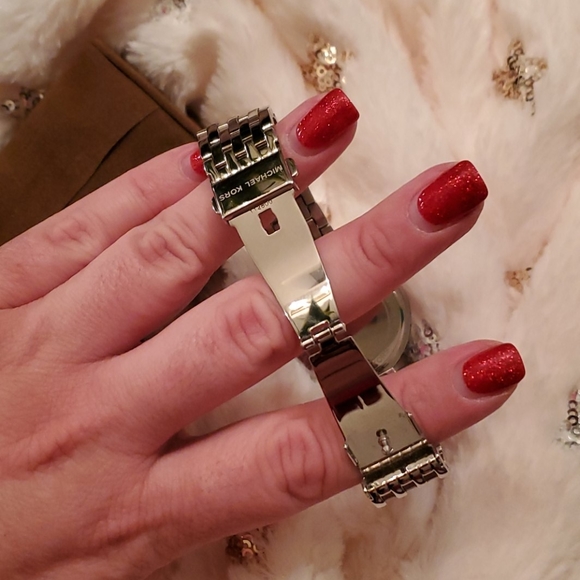 Michael Kors rose gold face watch - Picture 6 of 8